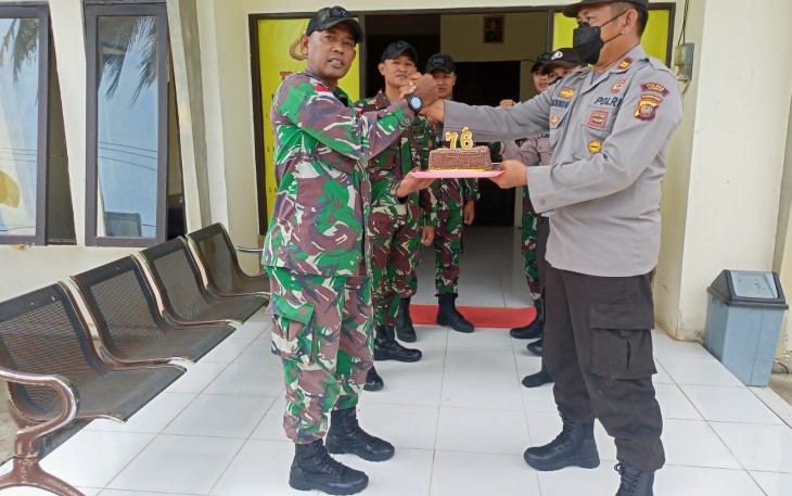 Satgas Pamtas kunjungi Polsek Temajuk 