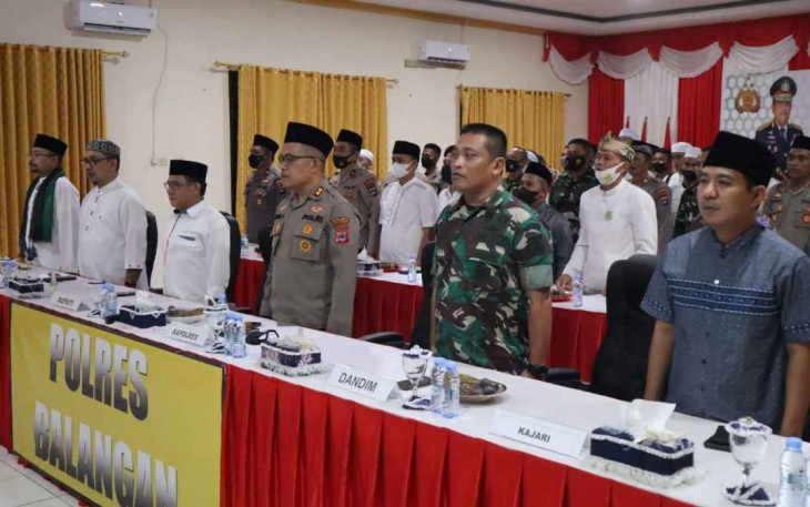 Kasdim 1001/HSU-BLG saat mengikuti doa bersama bersama Kapolri secara virtual di polres Balangan