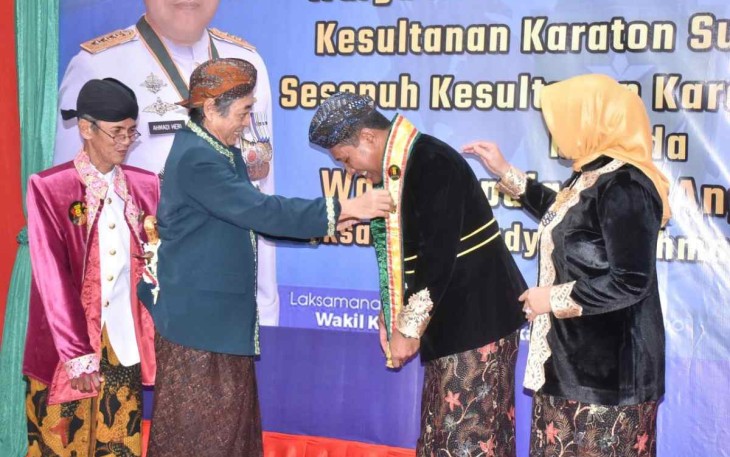 Wakasal saat menerima gelar kehormatan kesultanan Sumenep