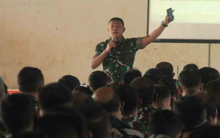 Dandim 0808/Blitar  ketika memberikan jam komandan 