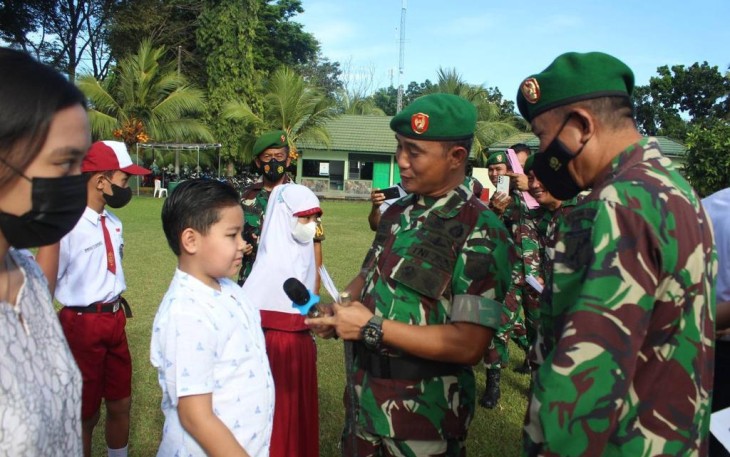 Dandim 1310/Bitung saat memberikan penghargaan