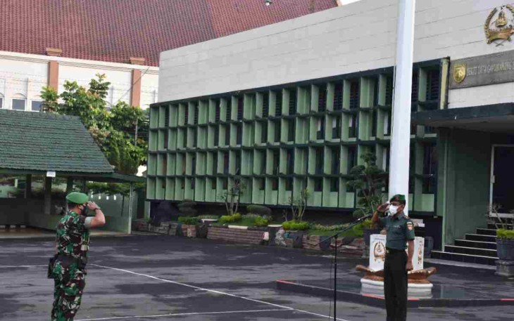 Prajurit dan PNS Korem 073/Makutarama melaksanakan apel pagi