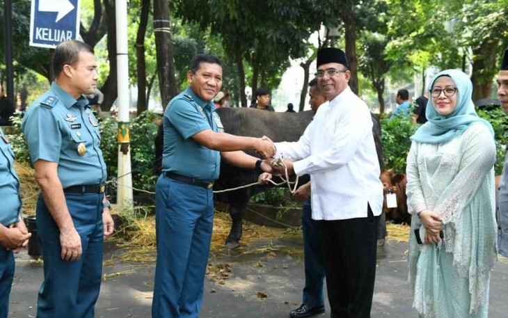 Wakasal saat menyerahkan hewan qurban di Masjid Cut Muthia 