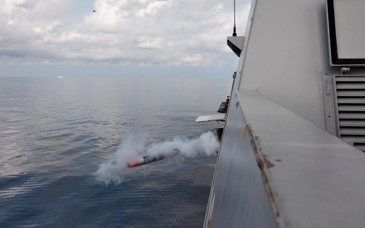 Uji tembak torpedo dari KRI REM-331 di perairan laut Situbondo 