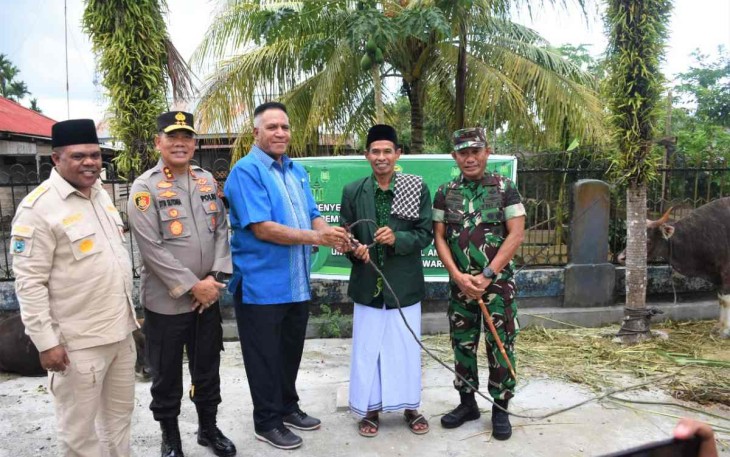 Pangdam Kasuari saat penyerahan hewan kurban