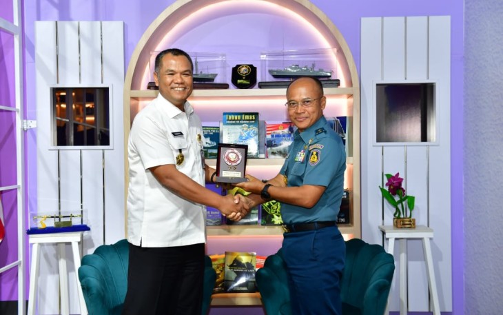 Kadispenal saat bertukar cenderamata 