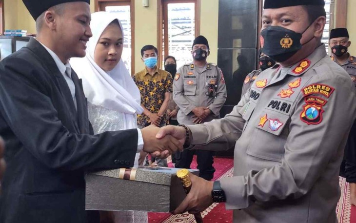 Kapolres Blitar Kota saat memberikan ucapan selamat kepada tahanan yg menikah