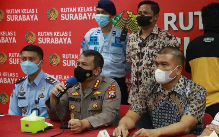 Kabid Humas Polda Jatim Kombes Dirmanto saat memberikan keterangan pers mengenai DPO MSAT di Mapolda Jatim