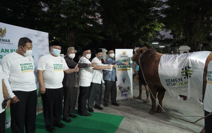 Penyerahan hewan kurban Kementerian Koperasi dan UKM