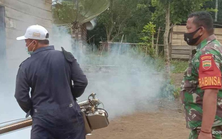Fogging bersama Dinkes Pakpak Bharat di wilayah binaan