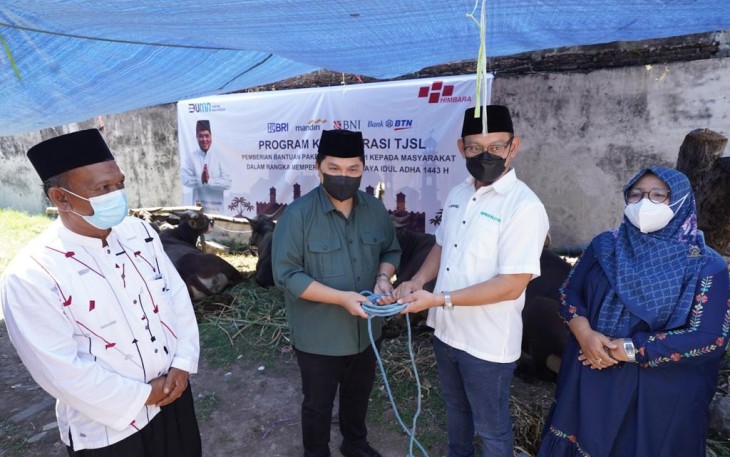 Menteri BUMN saat menyerahkan hewan kurban di masjid Tholabah Surabaya 