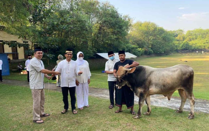 Wakapolda Banten saat menyerahkan hewan qurban 