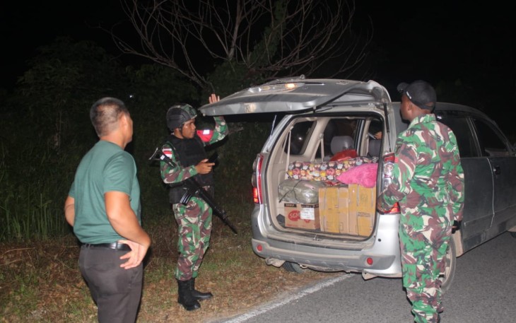 Sweeping malam hari satgas Yonarmed 19/105 Trk Bogani di perbatasan 