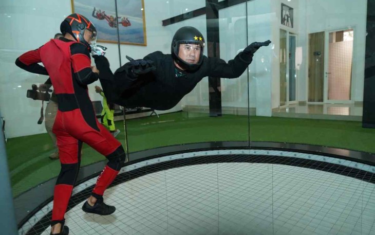 Pangdiv 2 Kostrad saat mencoba wind tunnel 