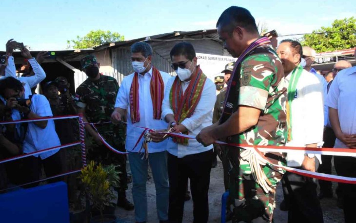 Pangkostrad saat meresmikan sumur bor
