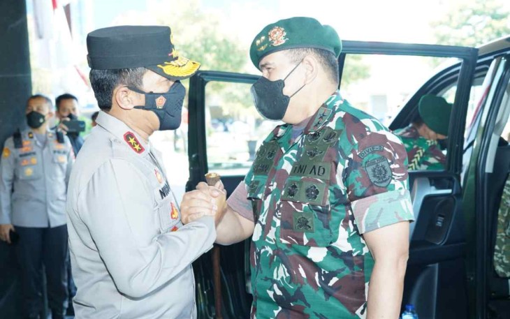 Pangdiv 2 Kostrad saat disambut Kapolda Jatim
