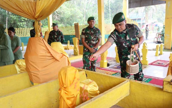 Danrem 121/Abw tabur bunga ke makam raja Tanjungpura