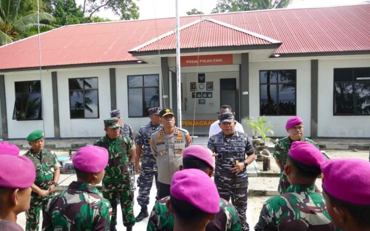 Pangkoarmada III saat memberikan arahan Satgas pengamanan pulau terluar di Papua Barat