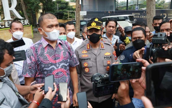 Dirreskrimum Polda Jatim saat konferensi pers sekolah SPI Kota Batu