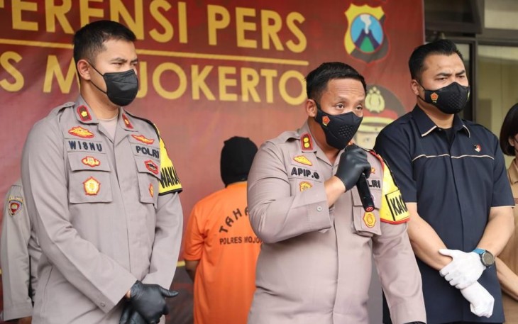 Kapolres Mojokerto saat konferensi pers kasus pencabulan anak