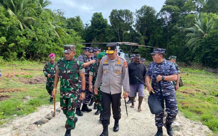 Pangdam Kasuari saat kunjungi satgas pamputer di pulau Fani