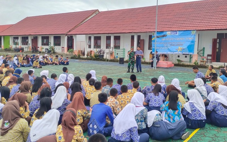 Anggota Kodim 1013 memberikan wasbang siswa MPLS