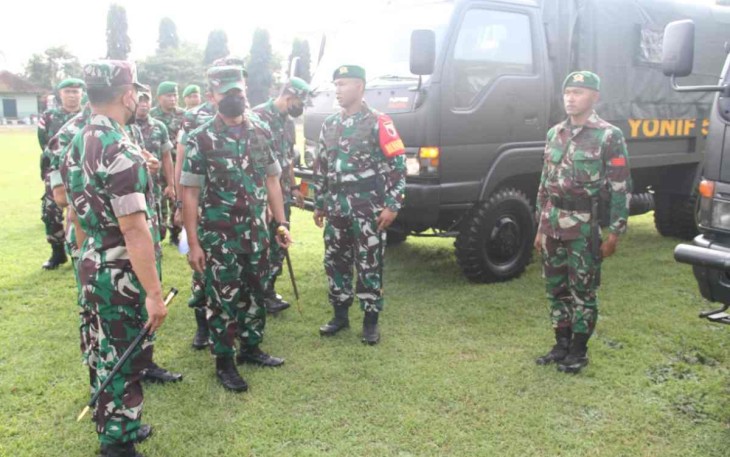 Pangdam V/Brawijaya saat pengecekan pasukan Yonif 511/DY di Blitar