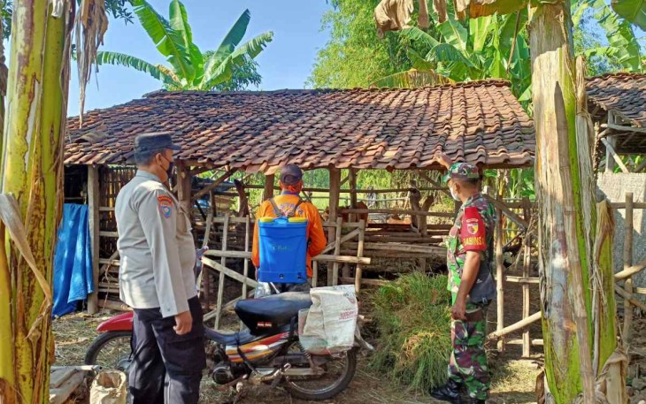 Penyemprotan kandang ternak warga binaan