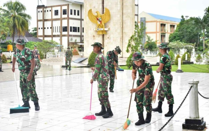 Gotong royong bersihkan lingkungan jelang HUT ke 64 Kodam VI/Mlw