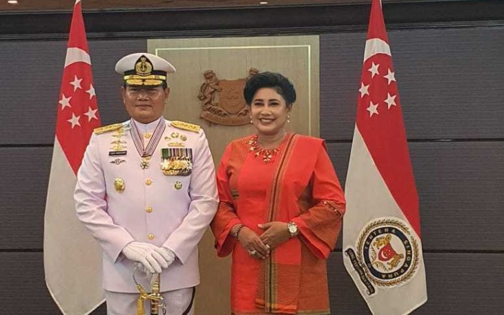Kasal saat menerima bintang jasa pemerintah Singapura 