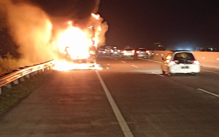 Bus Rosalia Indah terbakar di tol