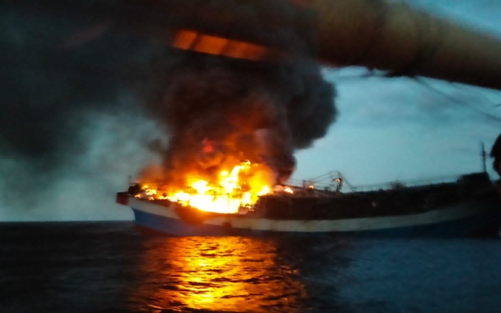 Evakuasi kapal terbakar di perairan Paiton Probolinggo 