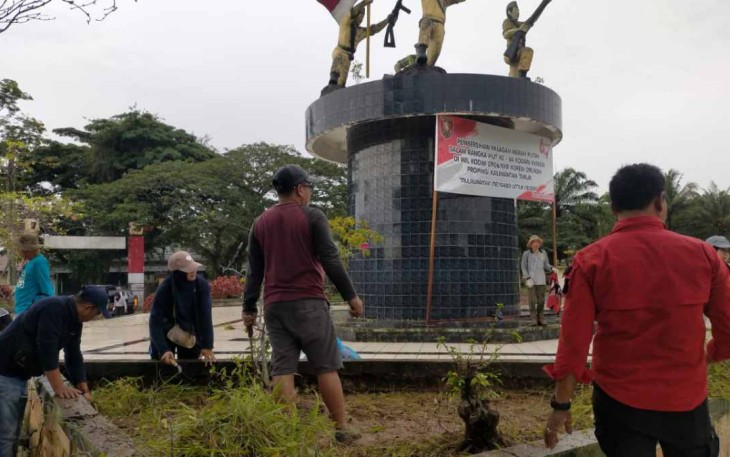 Gotong royong pembersihhan tempat sejarah bersama warga 