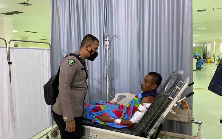 Dokter tim kesehatan damai Cartenz saat mengecek kondisi pasien 