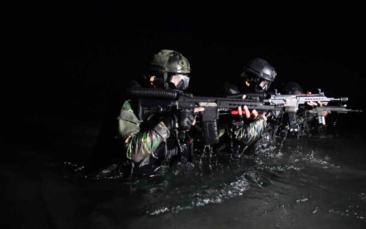 Satuan elit TNI AL Kopaska saat latihan penyerangan di Situbondo 