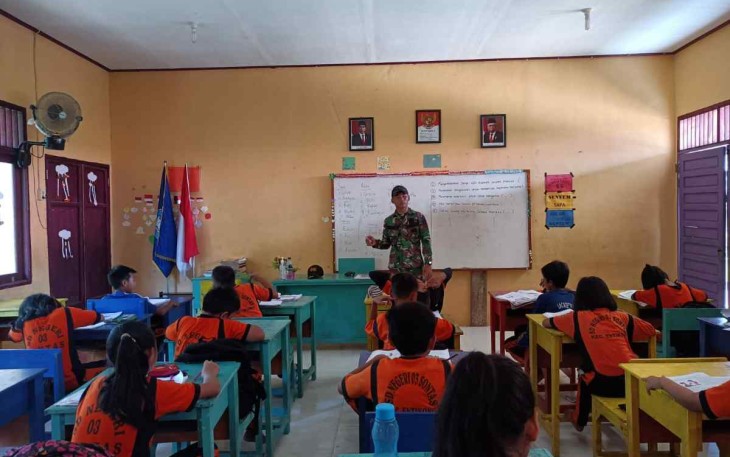 Mengajar siswa/i di SDN 03 Sontas