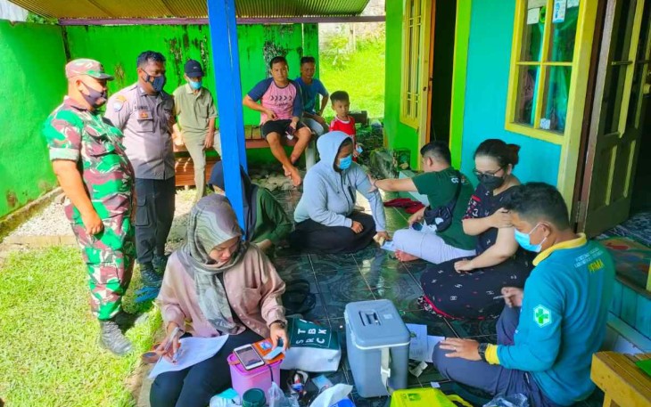 Vaksinasi mobile Babinsa Koramil 04/Sangasanga