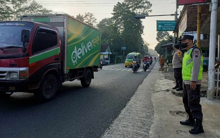 Pengamanan lalu lintas personel Polres Banjarnegara 
