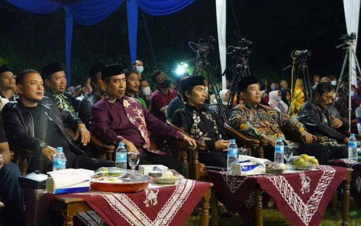 Dandim Madiun saat menyaksikan pagelaran wayang kulit 