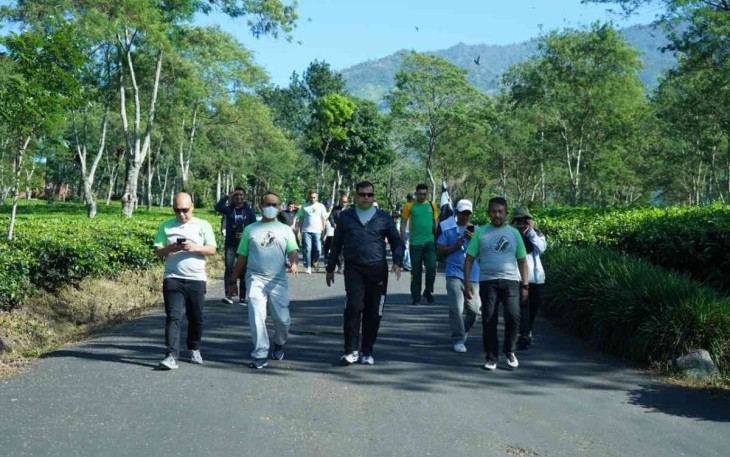 Pangdiv 2 Kostrad (sweater biru) saat jalan sehat bersama anggota