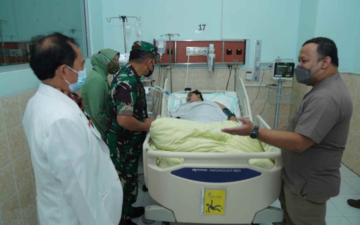Kasad saat menjenguk istri prajurit korban penembakan