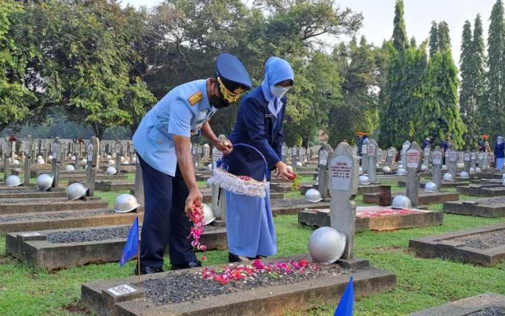 Dankoharmatau saat tabur bunga di TMPNU Kalibata Jakarta 