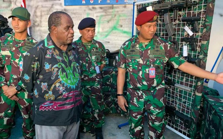 Bupati Sorong saat menerima penjelasan alutsista prajurit Koarmada III dalam pameran pembangunan 2022