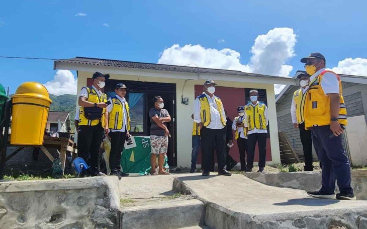 Menteri Basuki saat kunjungi rumah salah satu warga 