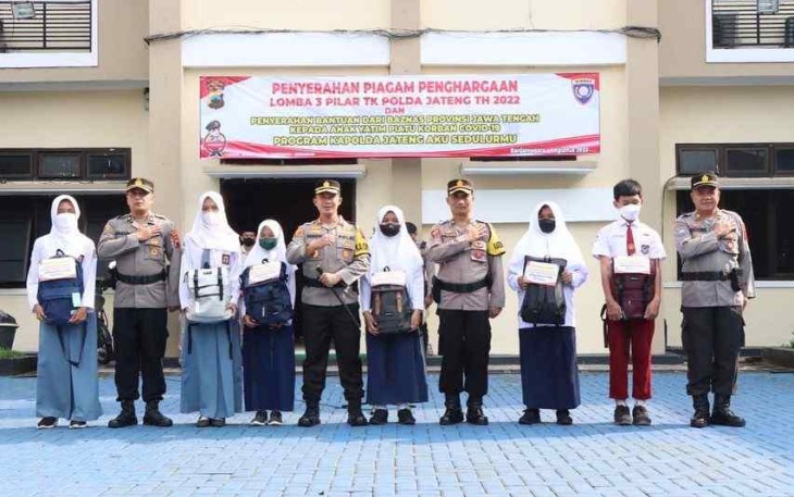 Kapolres foto bersama saat santuni anak yatim korban Covid-19 