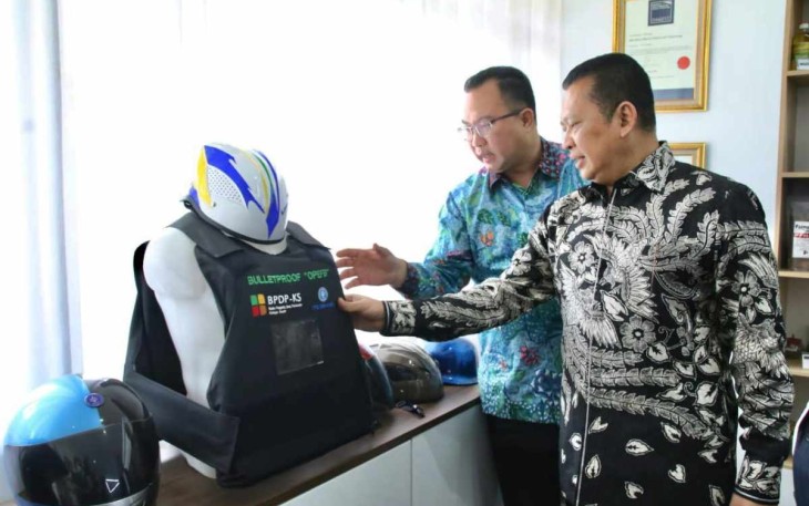 Ketua MPR RI Bambang Soesatyo saat melihat baju anti peluru dari limbah sawit