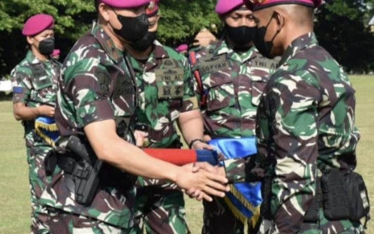 Dankodikmar saat melantik Pasukan Elit Intai Amfibi Marinir