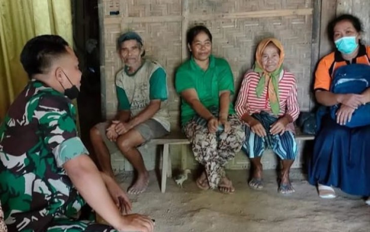 Babinsa Kebonagung saat bersilaturahmi ke rumah warga binaannya
