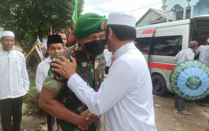 Dandim saat mengucapkan turut berdukacita ke keluarga wakil Bupati Balangan