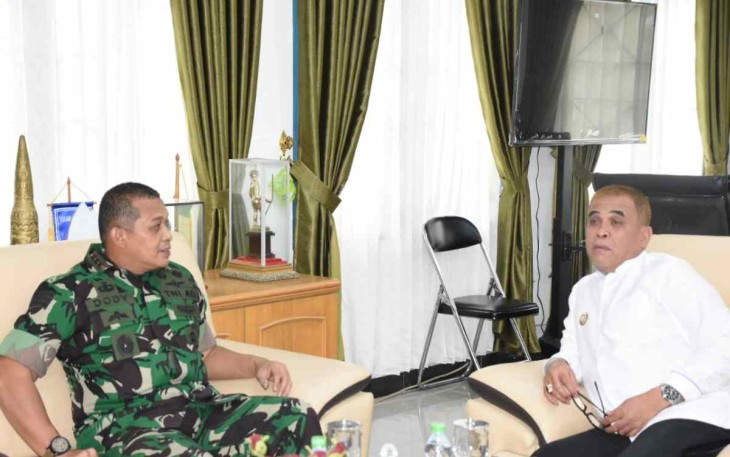 Danrem 023/KS Kol Inf Dodi Triwinarto saat silahturahmi bersama Bupati Madina di ruang kerja Bupati